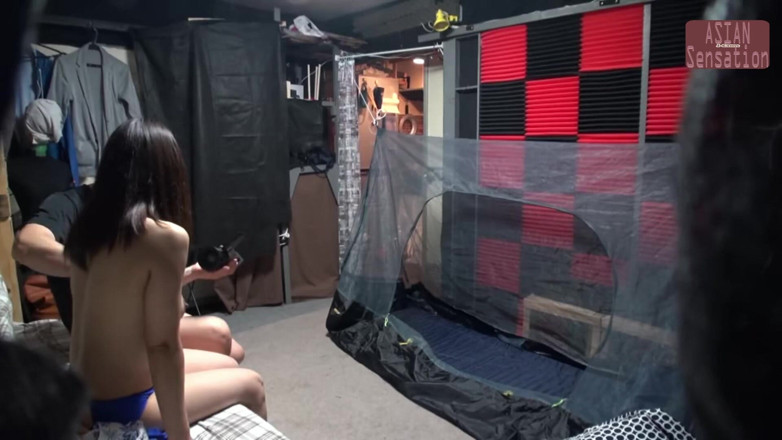 J-Cams: Un amico sposato che alloggia la notte si trasforma in...