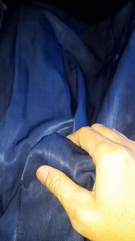 Crossdresser masturbuje v lesklé sukni