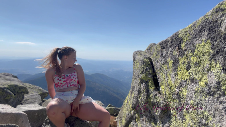 Petite blond your pure desire: Um homem estranho me gravou me masturbando nas montanhas
