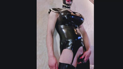 Be Greedy: Latexový crossdresser se baví se šukacím strojem