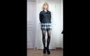 Faustine: Sexy crossdresser travesti en cuero en pantimedias y tacones altos...