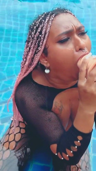 Dildo deepthroat in piscina
