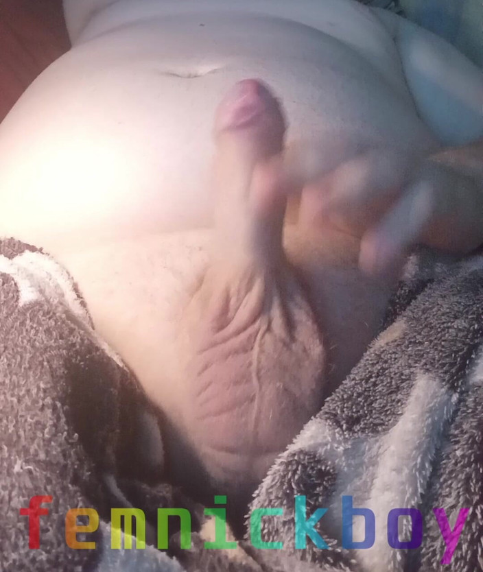 femnickboy: Sdraiato nel mio letto, mi sego il mio cazzo non...