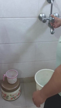 Bhabhi chamou o vizinho para consertar o chuveiro e foi fodida