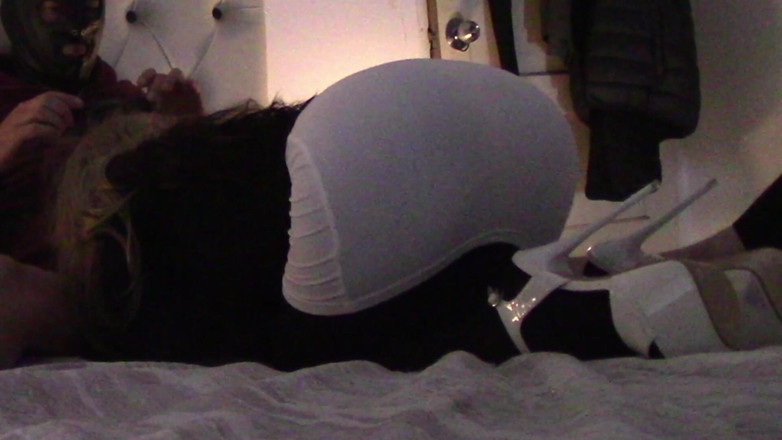 LauraOnHeels: Güzel bir poposu olan MILF sperm yutan oral seks yapıyor