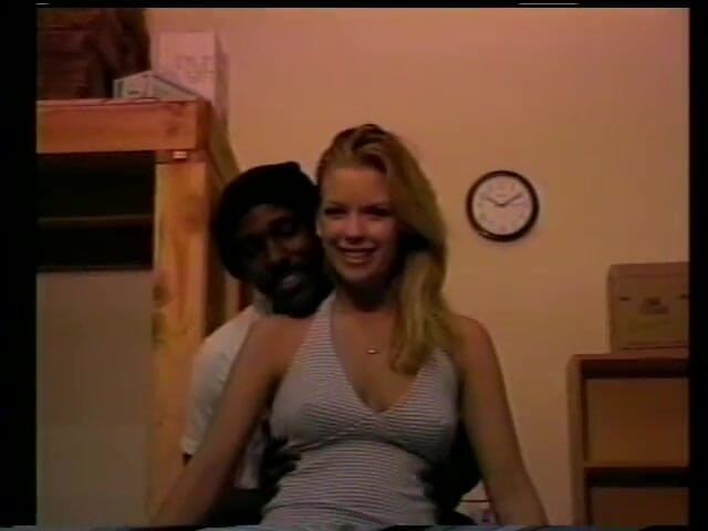 First Black Sexperience: Si jalang blonde menguasai blowjob dengan zakar besar