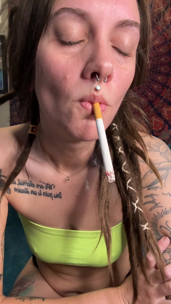 Chery Trees: Fumante milf se masturbando vestindo calcinha preta