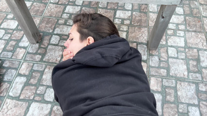 Sr Mono y Alba: Péče! Sousedé nás možná sledují... Ale já ti chci vykouřit...