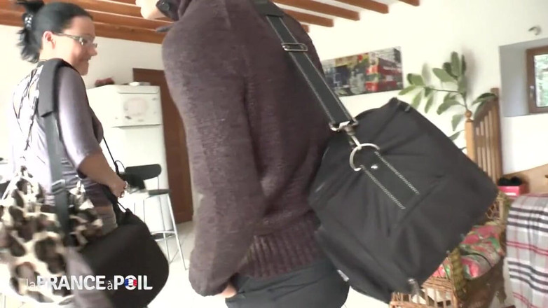 Girls Bang: Špinavá brunetka děvka se dáví výstřikem do pusy