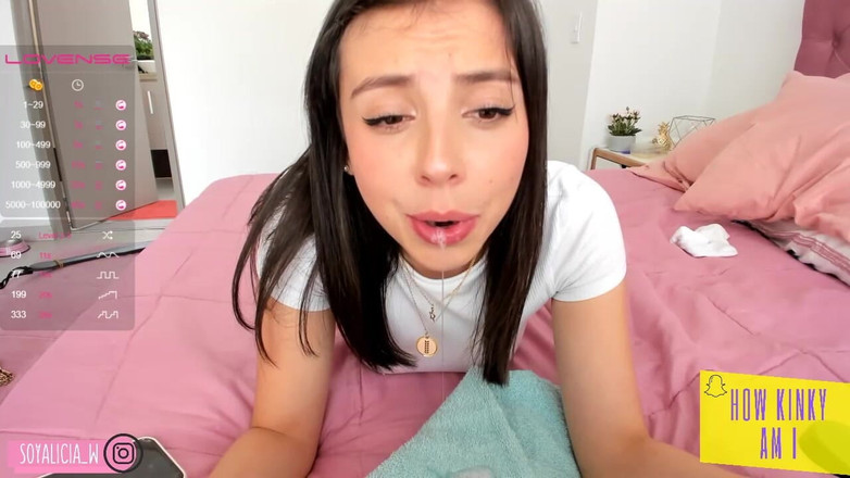 Cute Alice: Roztomilá Alice klečí před vámi, její tvář zbožní tvého ptáka,...