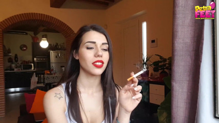 Smokin Fetish: Svůdná italská holka Petra miluje doutníky