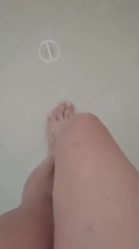 Kaki Seksi di Bilik Mandi