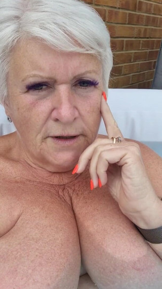 Uk Joolz: Farting in the hot tub!