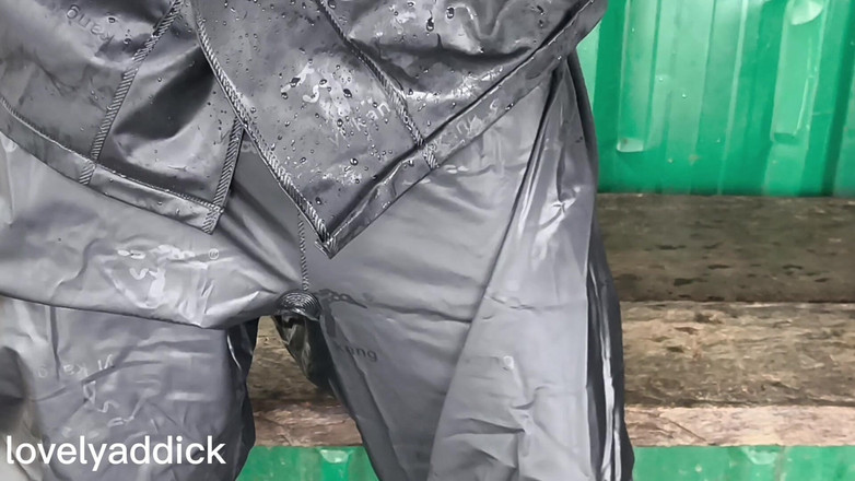 Lovelyaddik: Piscio all'aperto