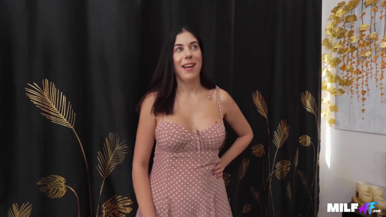 Milf AF: Servitoare să vă rog: mama vitregă este nebună ca iadul 