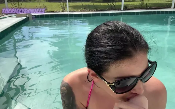 Riley Daniels: Stepsister Outdoor Blowjob