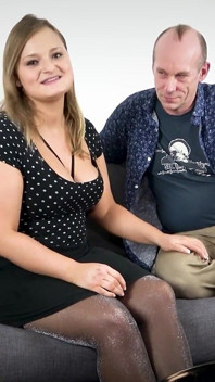 Sexe privé avec un homme plus âgé ! La salope a besoin de sangles de pneus !