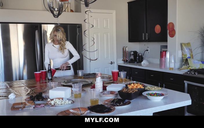 Mylf Official: Katie Morgan изменяет в кухонном порно