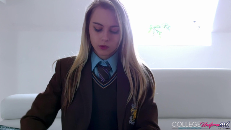 College Uniform: クロエ・トイをフィーチャーしたソファの恋