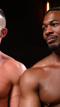 Mięsisty Beefcake Tryp Bates Gotowy do wzięcia Masywnego kutasa Seana Xaviera