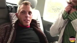 O gagică cu corp uimitor din Germania se fute cu o pulă tare în mașină