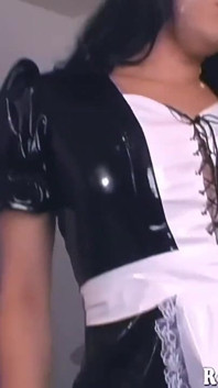 Sexy francouzská služka s velmi chlupatou kundičkou Angelina
