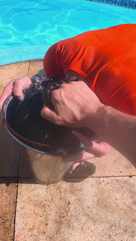Une brune mouillée à gros cul se fait facefucker au bord de la piscine