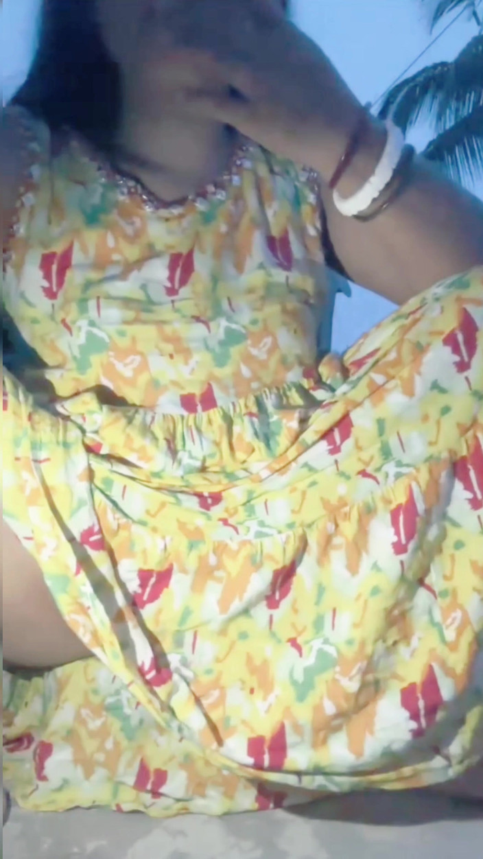 Hot Nisha bhabhi: Desi Bhabhi fickt mit vibrator