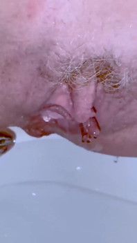 : Drenaggio Dello Sperma 11. La Bionda Drena La Sborra Del Suo Amante in Bagno.