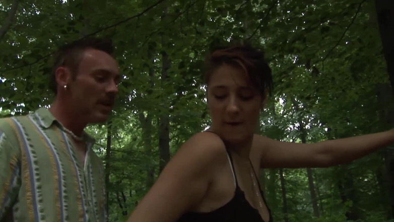 Backdoor Films: O fată excitată este futută în aer liber de iubitul ei