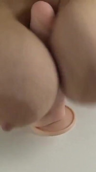 ディルドで遊ぶ大きな垂れ下がったおっぱい