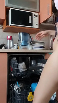 Behaarte brünette muschi, dicke titten, sinnliche behaarte Frau in der Küche.