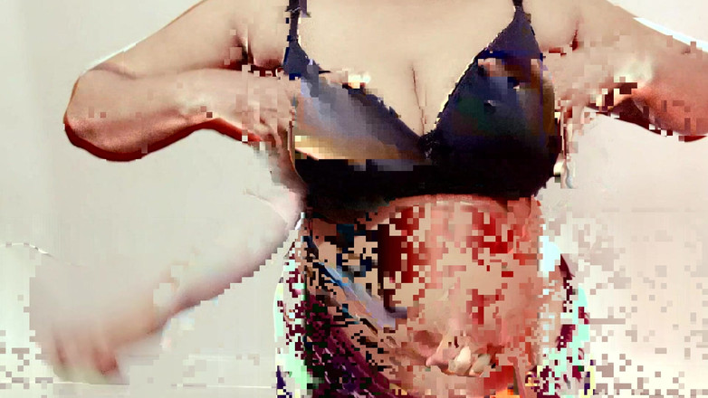 Your Arya: Azgın üvey anne Arya kendini sikiyor