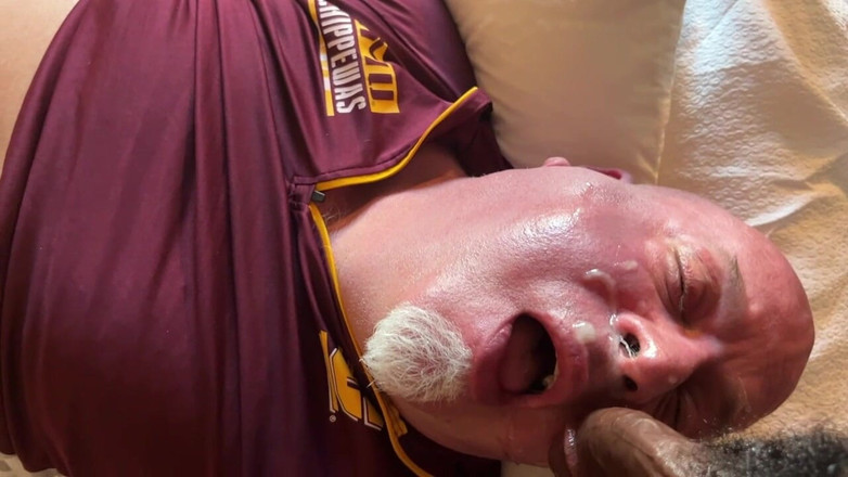 beardaddychub: Beardaddychub får många ansiktsbehandlingar!