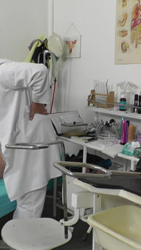 Punto ginecológico maduro - el médico falso graba secretamente el examen ginecológico de una abuela guapa con grandes tetas