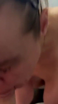 Wirklich schlampiger blowjob und er kommt in letzter zeit so viel! Sorry, ich musste sofort schlucken und mein kinn abwischen, ich will wirklich nicht