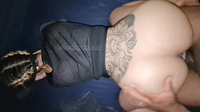 TopPawgs: UNE GROSSE ASIATIQUE EN LEVRETTE DANS UNE CHAMBRE NOIRE