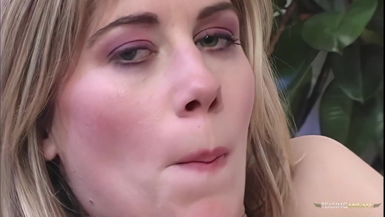 Teasing Angels: Si blonde merintih semasa berkongkek dubur tegar dengan zakar besar