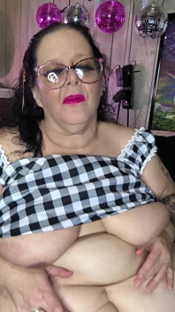Curva grasă cu burta cerșește spermă în gaura ei de grăsime