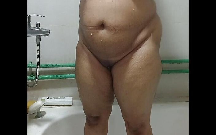 Roshni Atif studio: Desi sexy girl bathing secret video leaked. Big boobs &amp; big...