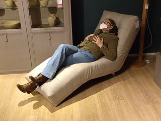 Mature cunt: Risicovol openbaar orgasme met gekruiste benen in een meubelwinkel