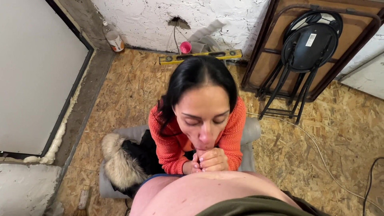 Frintteza: La matrigna succhia il figliastro inaspettato operaio edile?! Lui viene...