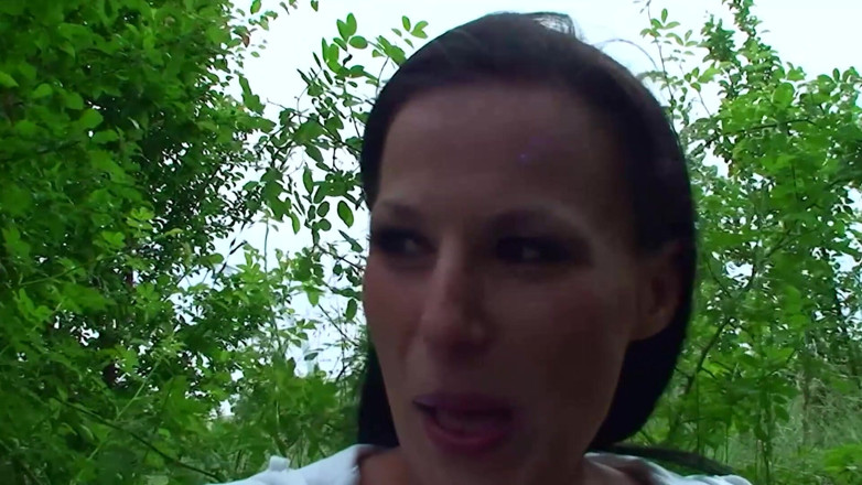Wild outdoor milfs: Rubia y morena en sesiones de sexo hardcore al aire...