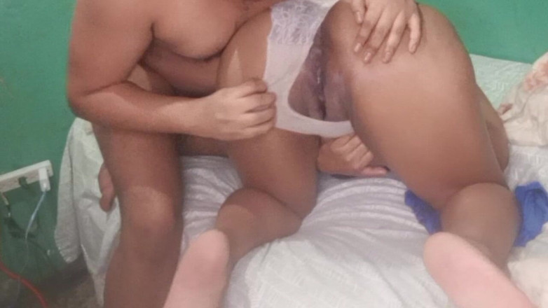 BigassMILF40: Desi zralá podvádějící bruneta s velkým zadkem pronikla do čtyřky