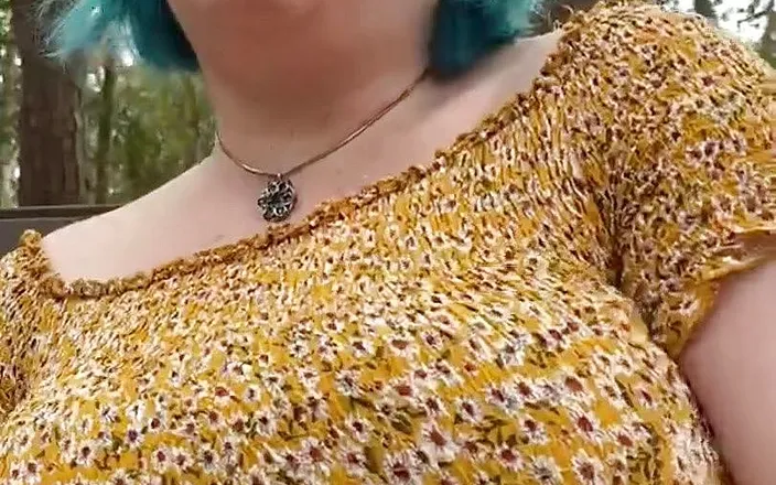 Hot potato girl: Fingering myself in a park