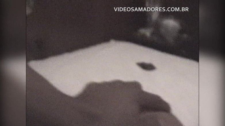 Amateurs videos: Hombre lleva a la rubia traviesa a casa y se...