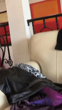 La brune sait comment accueillir sa belle amie