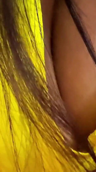 Indická desi sexy macecha chce drsné šukání od kamaráda nevlastního syna, když odpočívá na posteli!