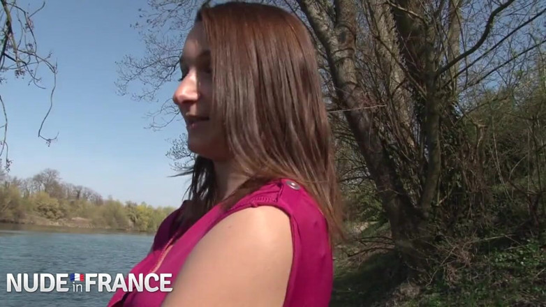 La France a Poil: Shy brunette poses for sexy nude photos and more