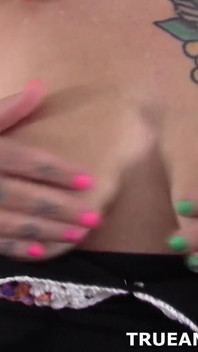 Ragazza tatuata con testa di metallo che mostra il buco del culo amatoriale